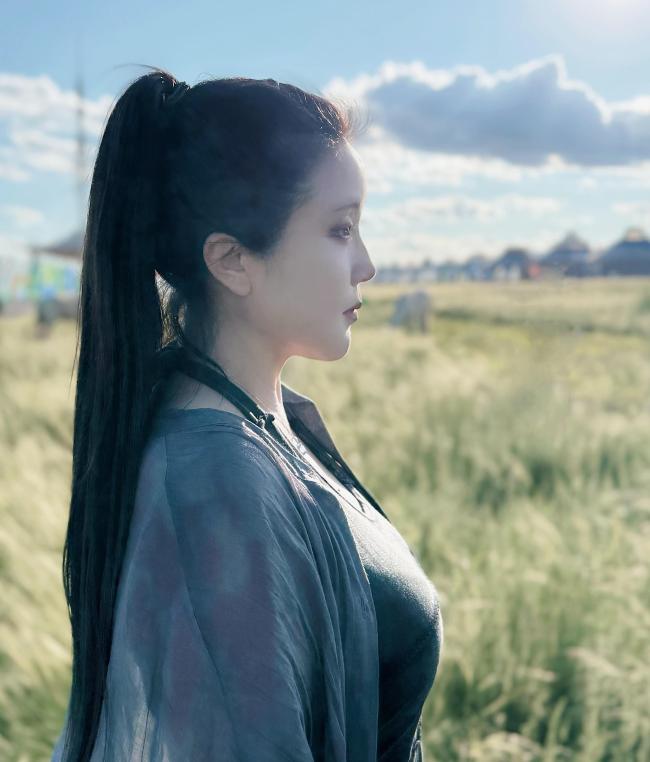 邢斯恬,毕业于西安好意思术好意思院,为中国好意思术家协会会员、李可染画院陕西分院院长、澳门画院副院长。